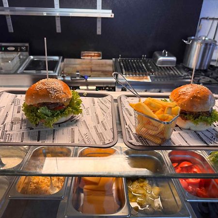Hotel Zur Alten Stadtkellerei Leipzig Eksteriør bilde A burger being prepared at a restaurant