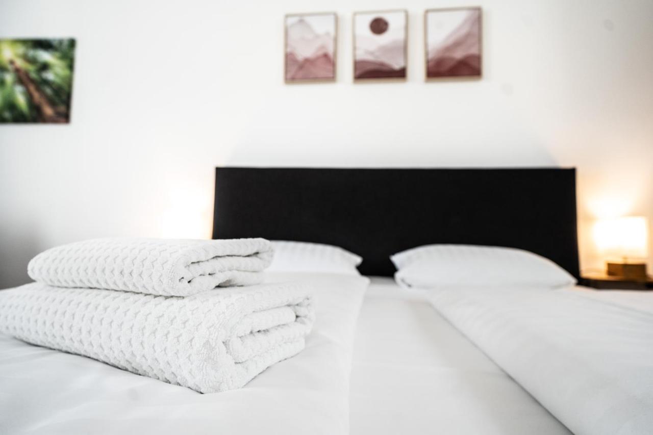 Hotel Zur Alten Stadtkellerei Leipzig Eksteriør bilde A duvet on a bed