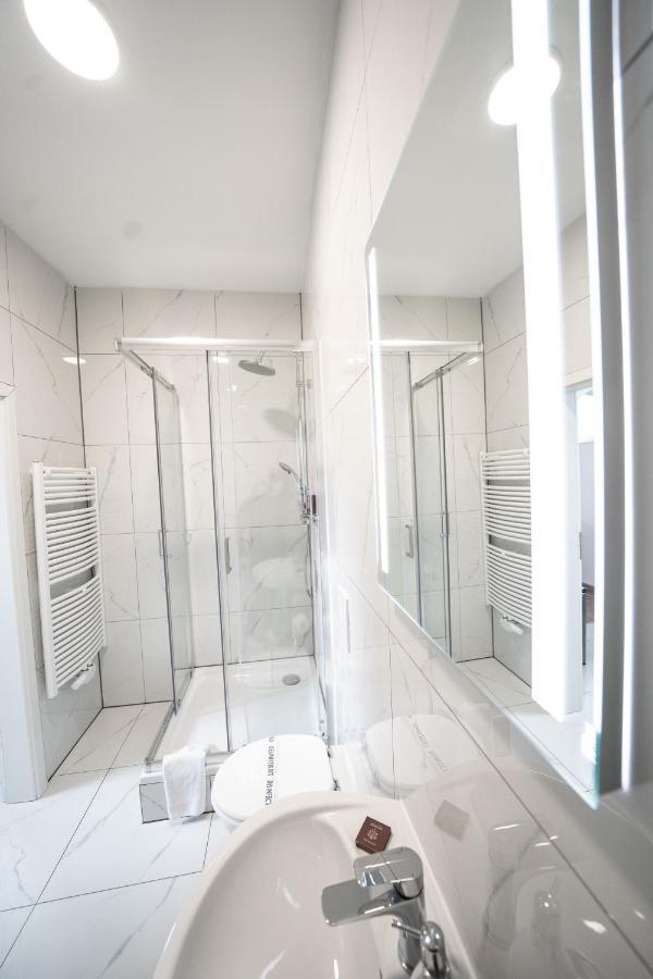 Hotel Zur Alten Stadtkellerei Leipzig Eksteriør bilde A shower enclosure