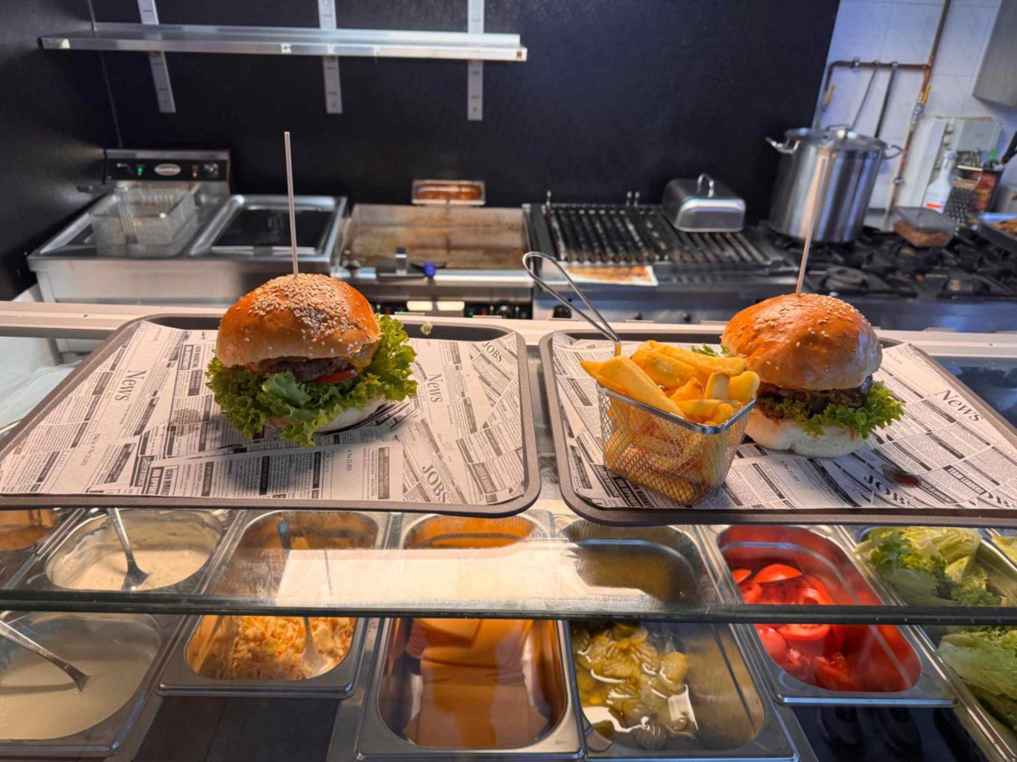 Hotel Zur Alten Stadtkellerei Leipzig Eksteriør bilde A burger being prepared at a restaurant
