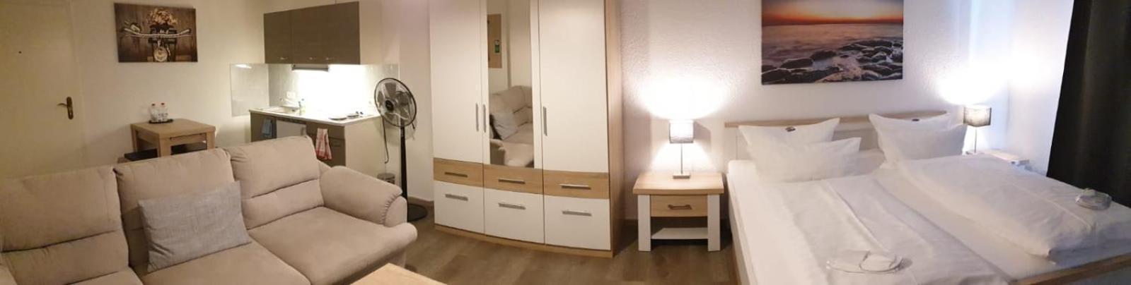 Hotel Zur Alten Stadtkellerei Leipzig Rom bilde A bedroom with a nightstand